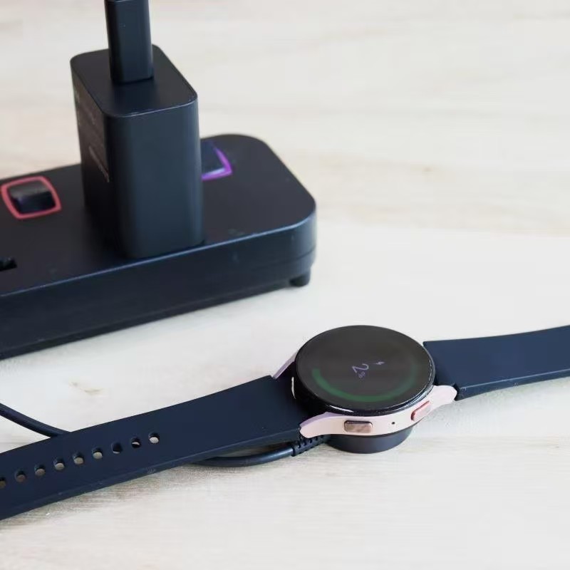 USB C マグネット式ワイヤレスポータブル充電ドックスタン - Watch Charging Dock のレビューと価格